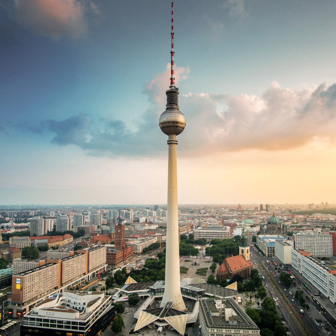 Der Berliner Fernsehturm an einem helligen Tag..