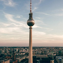 Luftaufnahme von Berlin mit dem Fernsehturm im Vordergrund.